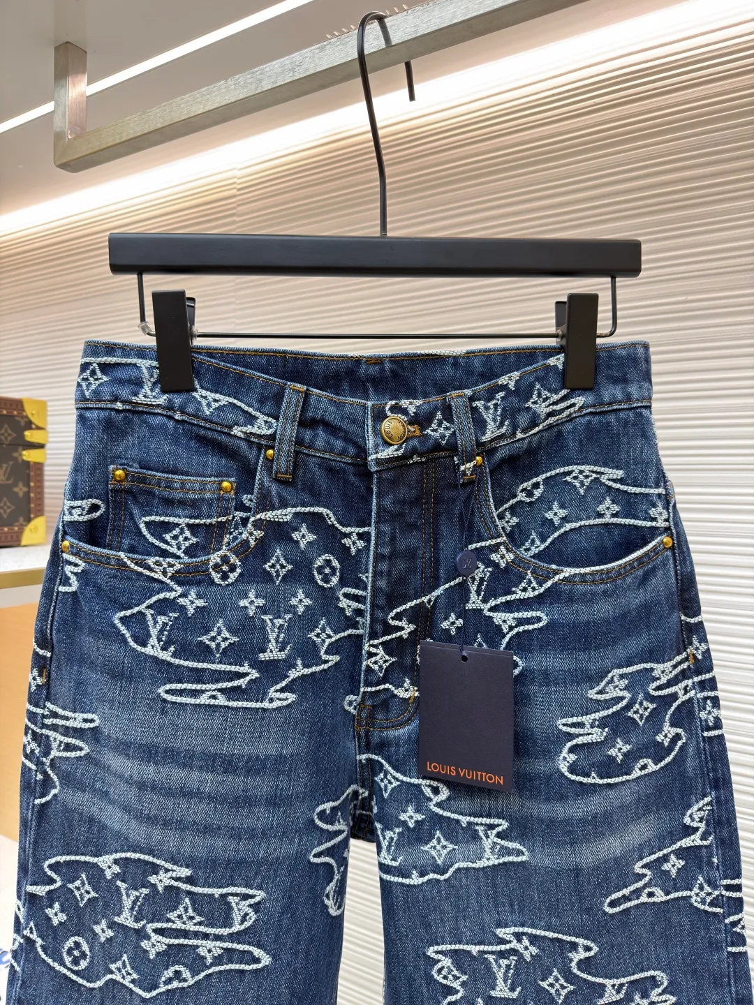 LOUIS VUITTON cloud jacquard patchwork jeans ●Original version: purchased and developed in 16013 ●Item number: 1681963-B40 ●Fabric: denim fabric ●Technology: jacquard production ●Color: blue ●Version: fitted version ●Weight: about 925 grams ●Size: S-M-L-XL ●Description: Made of 100% indigo washed denim, the Monogram logo is woven into the moire pattern through jacquard technology, giving it a retro and aged texture. The trousers are made of multiple pieces of fabric using hand-stitching techniques, and the edges of the cloud-like shape are reinforced with pearlescent rivets. It not only retains the five-pocket structure of work jeans, but also embellishes the back waist details with a nubuck Mini Damier label. The front is closed with pearl-textured buttons and zippers, and the fully lined design improves wearing comfort. The whole piece is sewn in an Italian workshop, combining retro aesthetics with luxurious craftsmanship details. The overall wiring is straight and delicate, the fabric is comfortable and soft, and the color is consistent without color difference. It can be matched with the same style to create a fashionable look and control various occasions. Customized accessories, complete with three standards, same style for men and women!